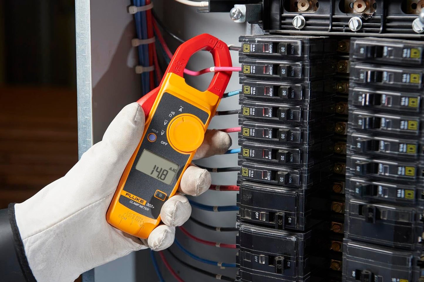 Fluke 302+ Digital Clamp Meter, 30mm Jaw, Measures AC Current to 400A, Measures AC/DC Voltage to 600V, Resistance, Continuity, and Capacitance Measurements, includes 2 Year Warranty