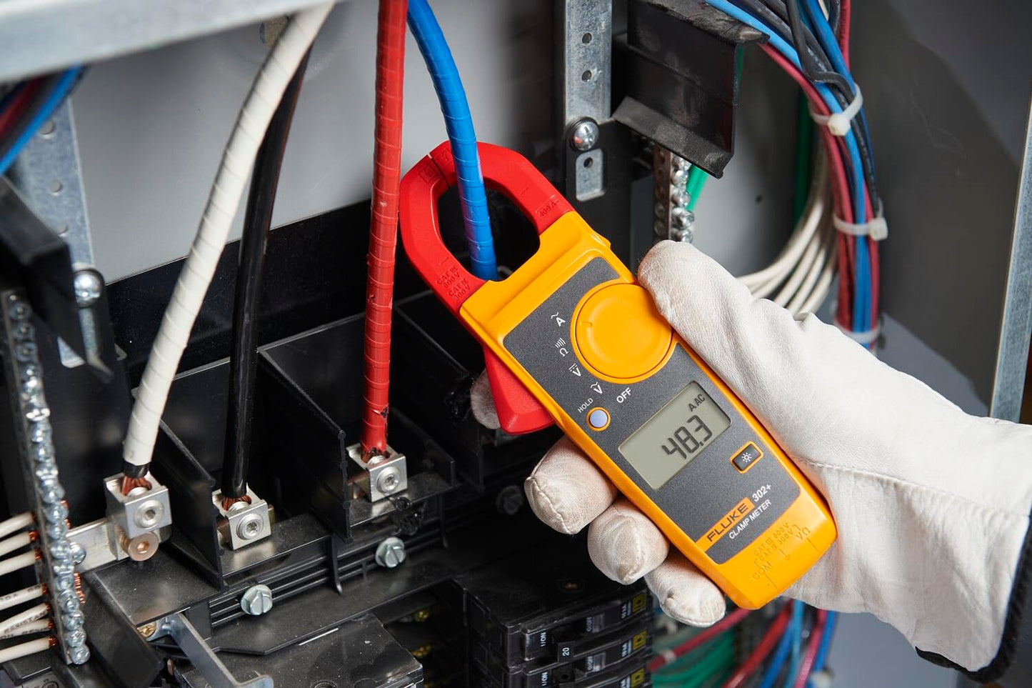 Fluke 302+ Digital Clamp Meter, 30mm Jaw, Measures AC Current to 400A, Measures AC/DC Voltage to 600V, Resistance, Continuity, and Capacitance Measurements, includes 2 Year Warranty